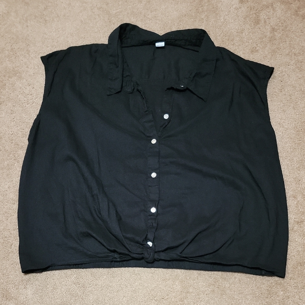 Women's Black Sleeveless Button-Up Top